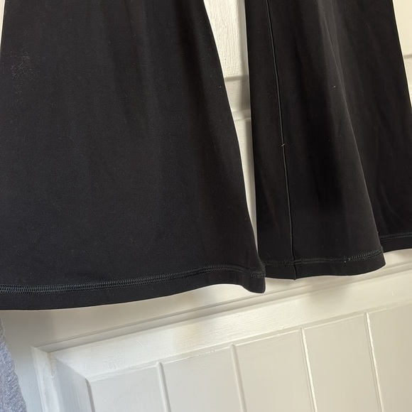 American eagle flare leggings. V shapes waist. - Picture 6 of 9